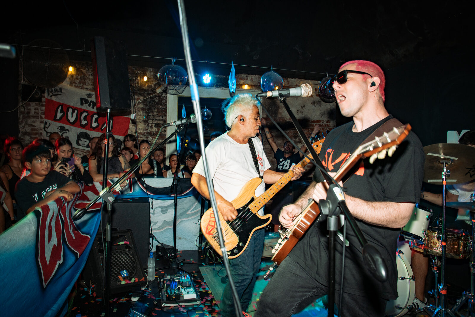 Banda en vivo, guitarras al frente