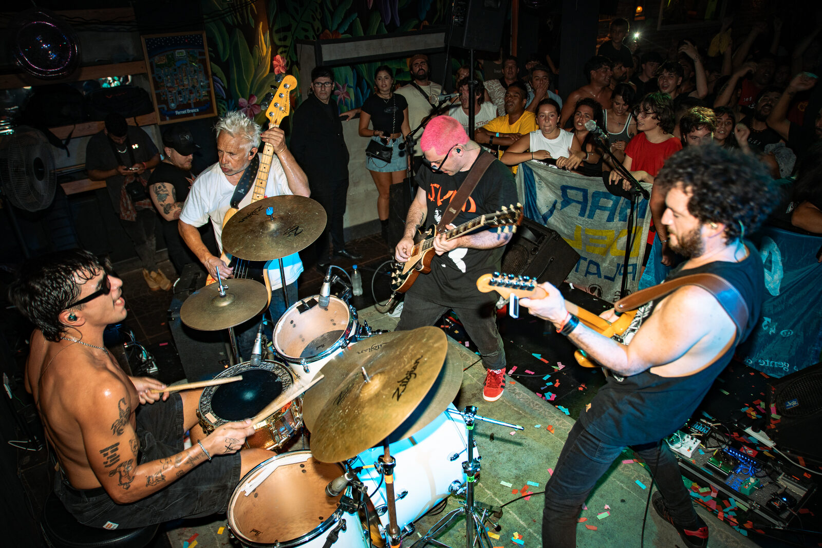 Banda en vivo, batería y público