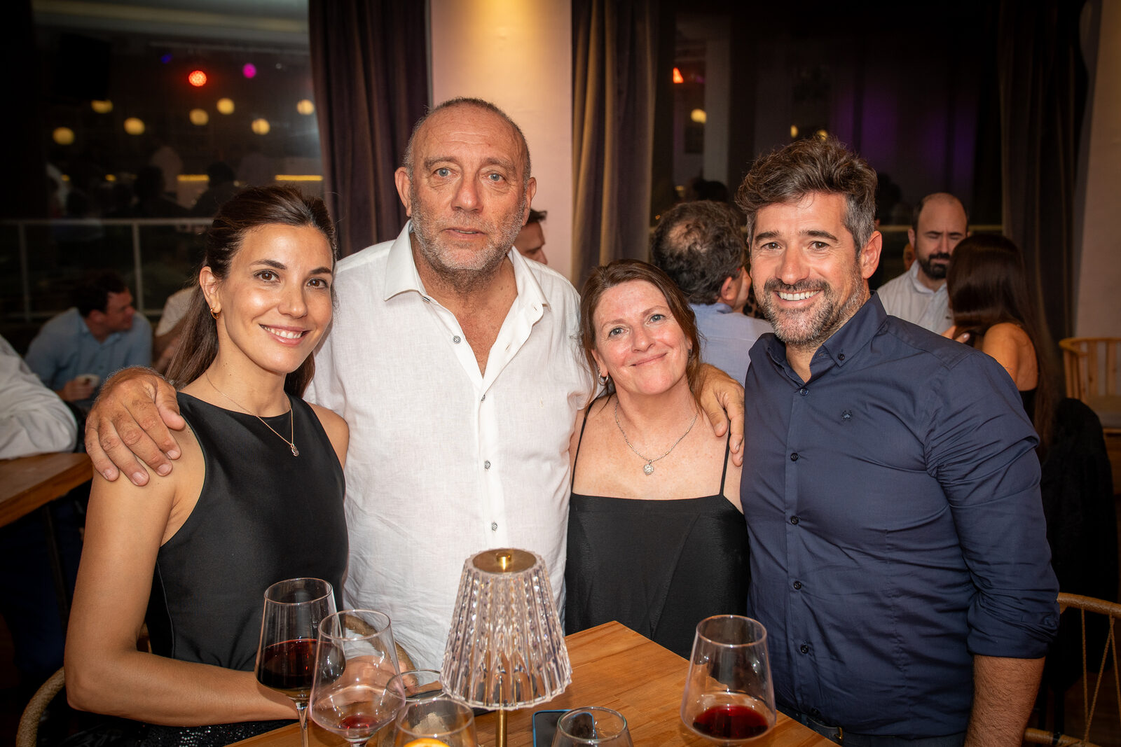 Celebración familiar, brindis de grupo