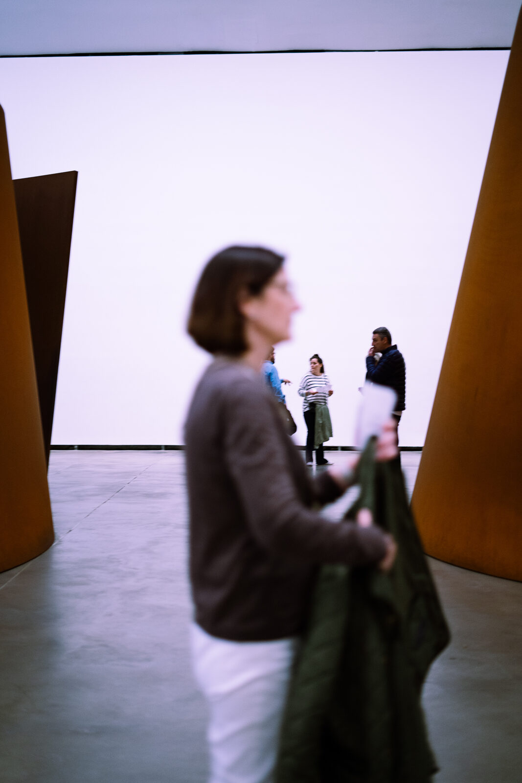 Sala de galería, figura en primer plano