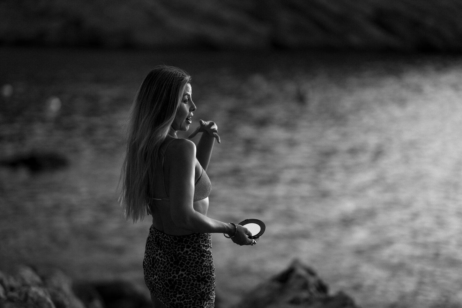 Figura en el agua, blanco y negro