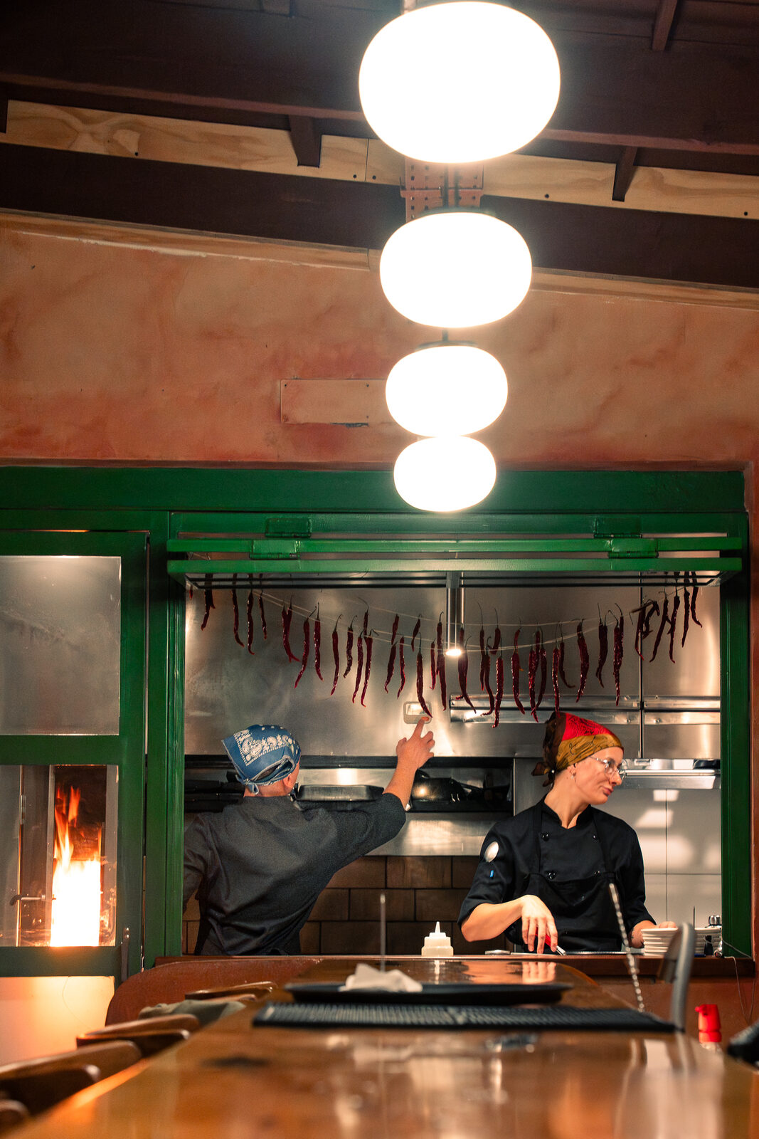 Cocina abierta, cocinero junto al fuego