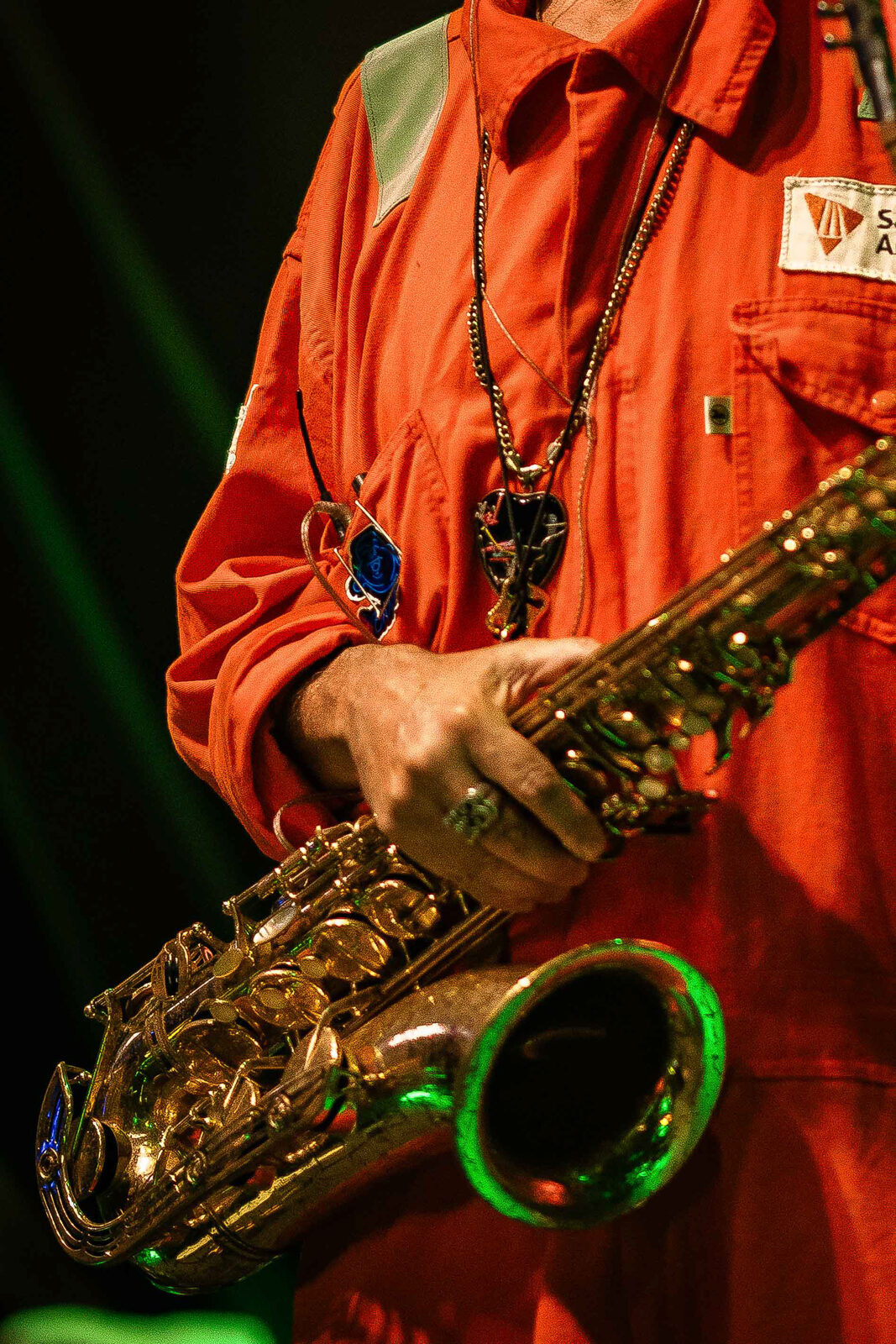 Saxofonista en escenario, luz de color