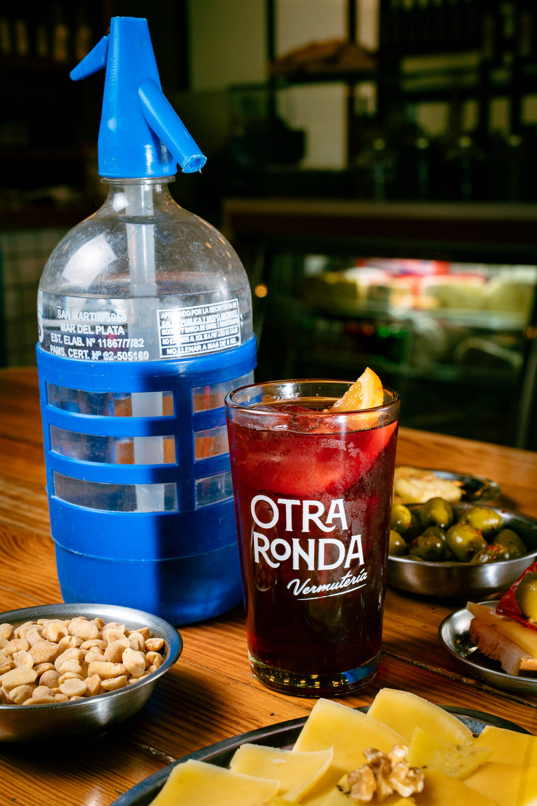 Sifón y vermut en barra, bodegón